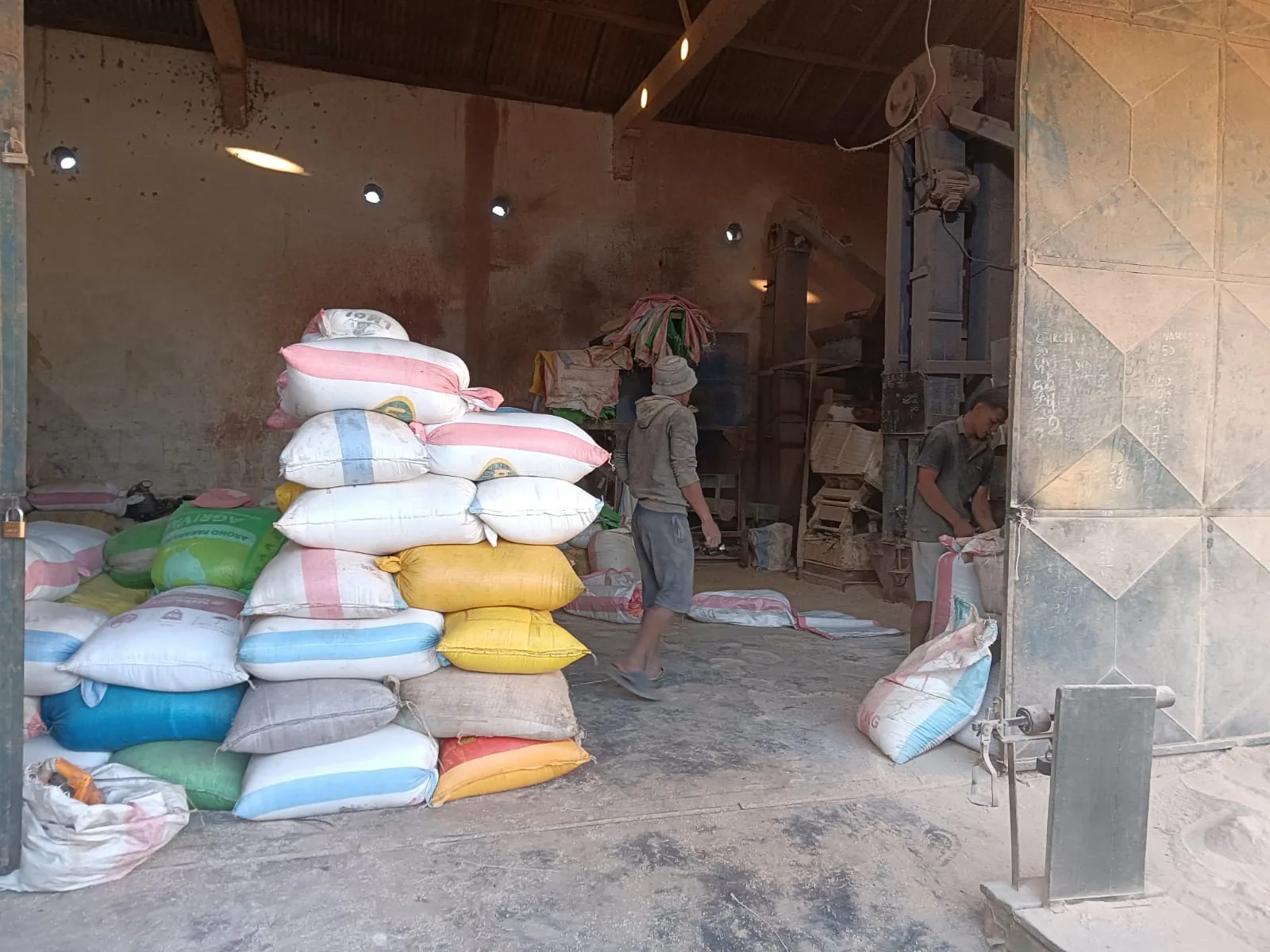 Sacs de produits agricoles dans l’atelier de préparation NPL avec deux opérateurs